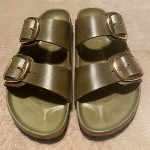 Birkenstock green Big Buckle Arizona Sandals, size 9 medium/narrow